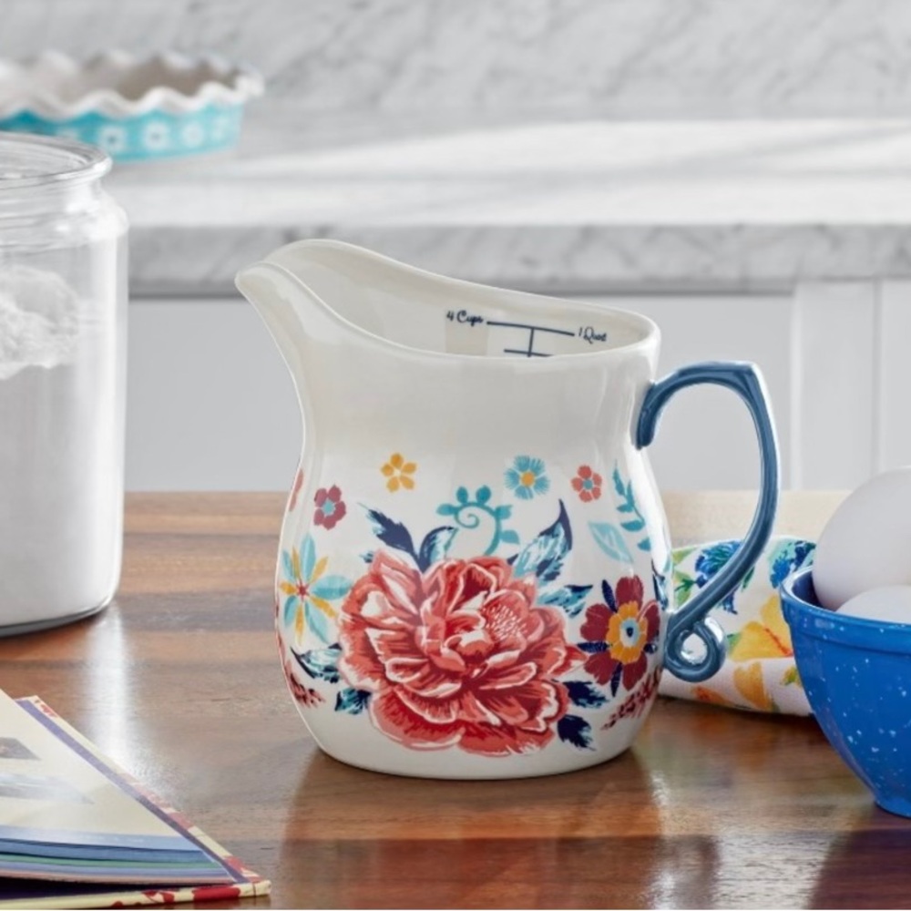 Pioneer woman measuring cup